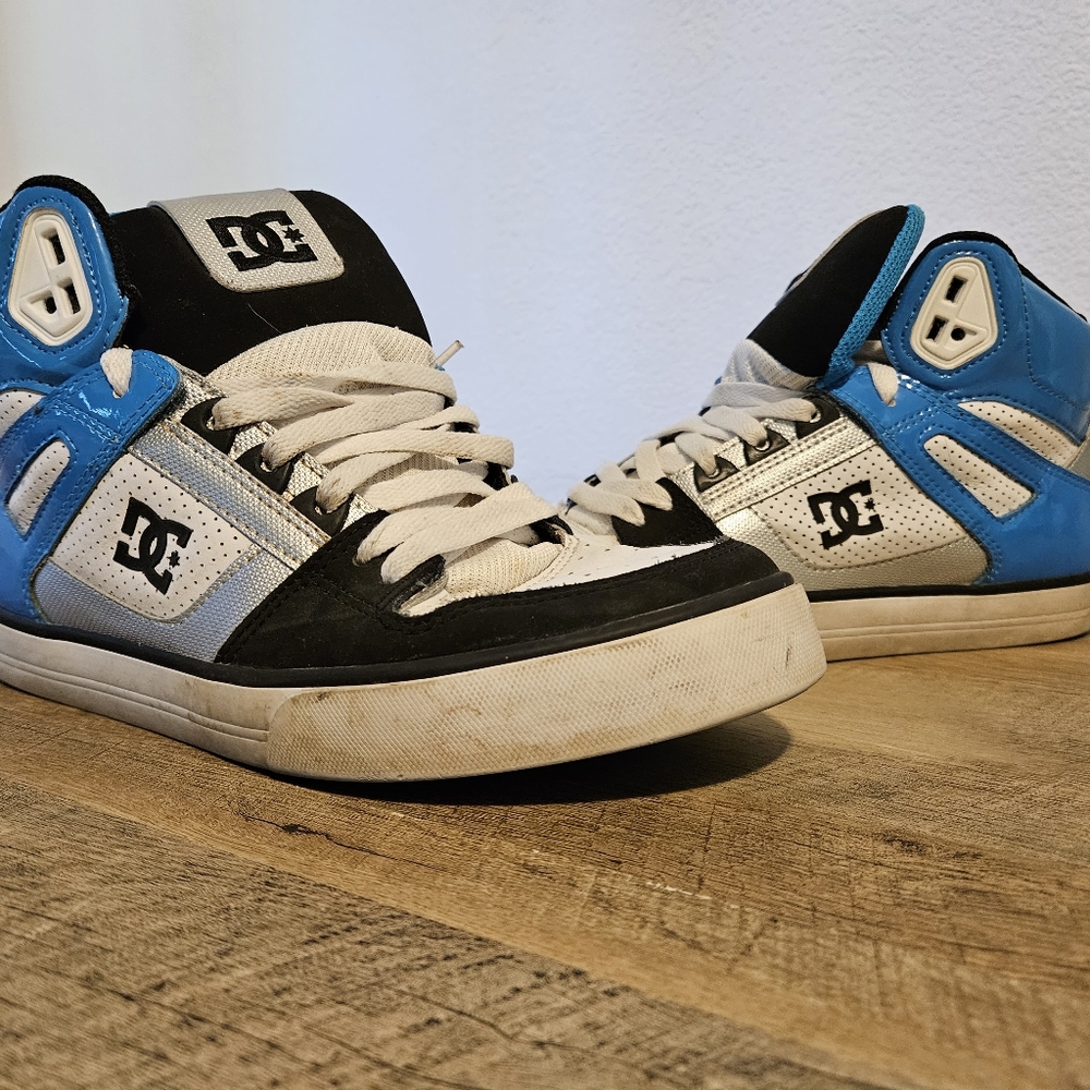 DV black blue and white